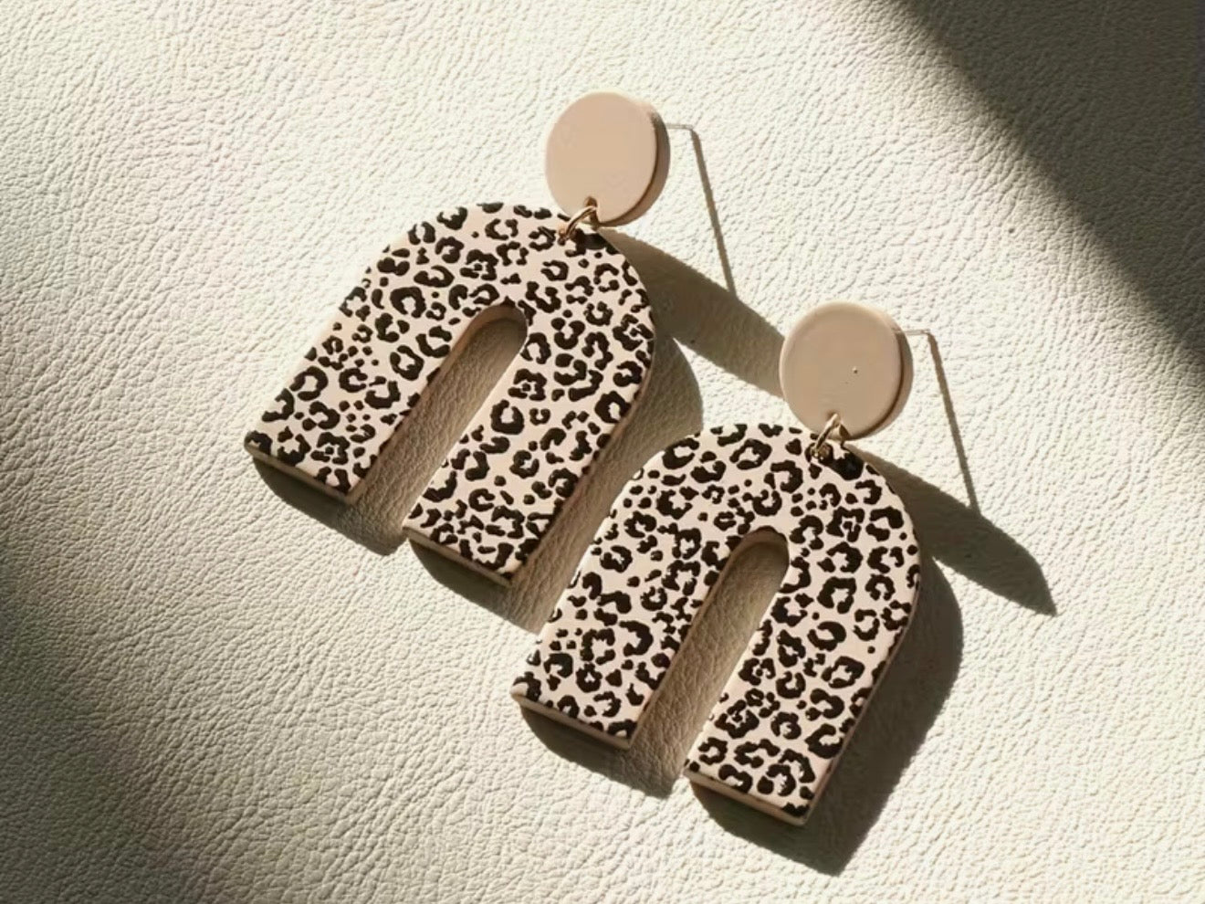Boho-chic leopard print dangle earrings